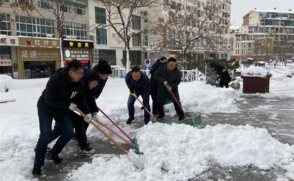 以动制“冻”，，，，，，，，温暖护行——威海产投集团开展清雪行动