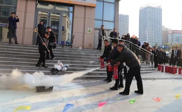 威海产投集团开展“全民消防，，，，，，，生命至上” 消防宣传月活动